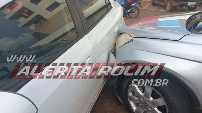 Cinco carros ficaram danificados após acidente de trânsito no Centro de Rolim de Moura - Vídeo Cinco carros ficaram danificados após acidente de trânsito no Centro de Rolim de Moura - Vídeo