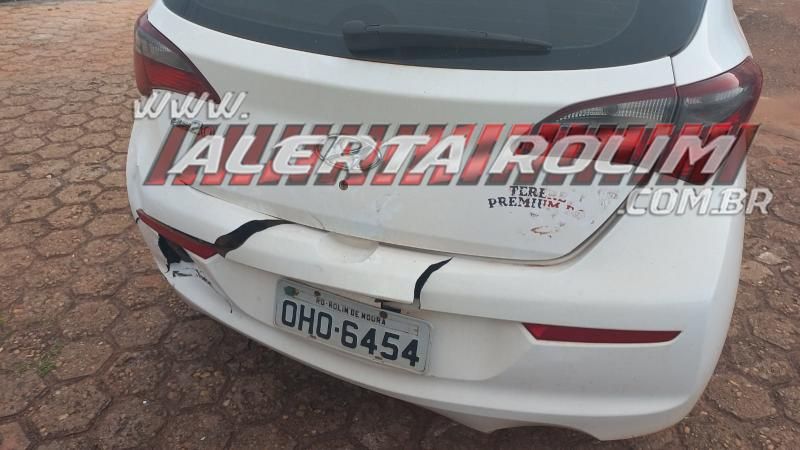 Cinco carros ficaram danificados após acidente de trânsito no Centro de Rolim de Moura - Vídeo Cinco carros ficaram danificados após acidente de trânsito no Centro de Rolim de Moura - Vídeo