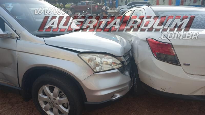 Cinco carros ficaram danificados após acidente de trânsito no Centro de Rolim de Moura - Vídeo Cinco carros ficaram danificados após acidente de trânsito no Centro de Rolim de Moura - Vídeo