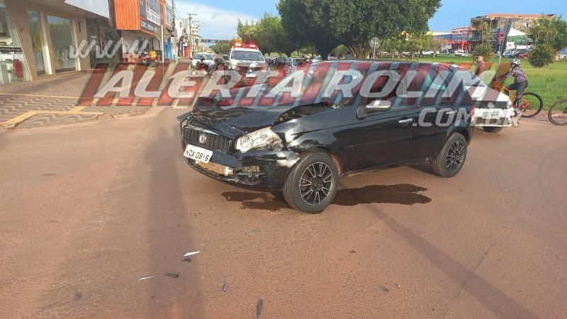 Cinco carros ficaram danificados após acidente de trânsito no Centro de Rolim de Moura - Vídeo Cinco carros ficaram danificados após acidente de trânsito no Centro de Rolim de Moura - Vídeo