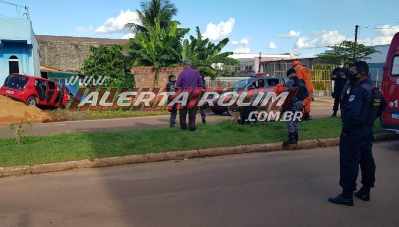 Enquanto fugia da PM, motorista perdeu controle da direção do carro e colidiu em um muro em Rolim de Moura; Vídeo Enquanto fugia da PM, motorista perdeu controle da direção do carro e colidiu em um muro em Rolim de Moura; Vídeo