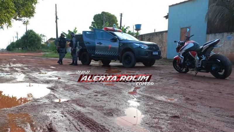 PM e PC prendem suspeitos de comercializar drogas em Rolim de Moura; arma de fogo, dinheiro e vários objetos foram apreendidos - Vídeo PM e PC prendem suspeitos de comercializar drogas em Rolim de Moura; arma de fogo, dinheiro e vários objetos foram apreendidos - Vídeo