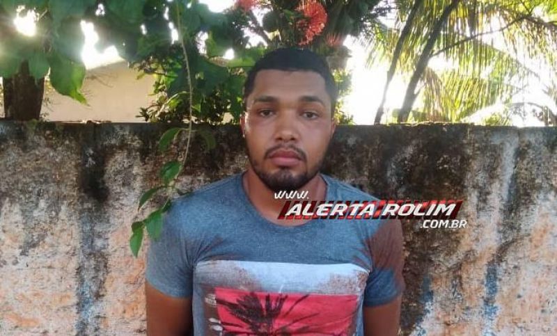 PM e PC prendem suspeitos de comercializar drogas em Rolim de Moura; arma de fogo, dinheiro e vários objetos foram apreendidos - Vídeo PM e PC prendem suspeitos de comercializar drogas em Rolim de Moura; arma de fogo, dinheiro e vários objetos foram apreendidos - Vídeo