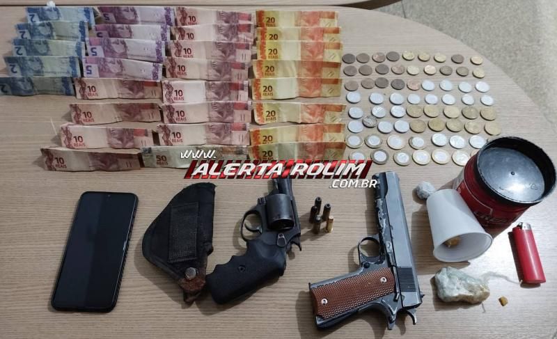 PM e PC prendem suspeitos de comercializar drogas em Rolim de Moura; arma de fogo, dinheiro e vários objetos foram apreendidos - Vídeo PM e PC prendem suspeitos de comercializar drogas em Rolim de Moura; arma de fogo, dinheiro e vários objetos foram apreendidos - Vídeo