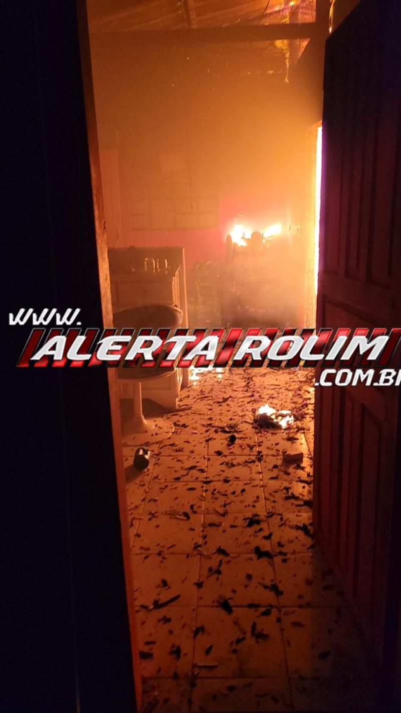 Salão de cabelereiros é destruído por incêndio durante a madrugada no bairro Cidade Alta de Rolim de Moura Salão de cabelereiros é destruído por incêndio durante a madrugada no bairro Cidade Alta de Rolim de Moura