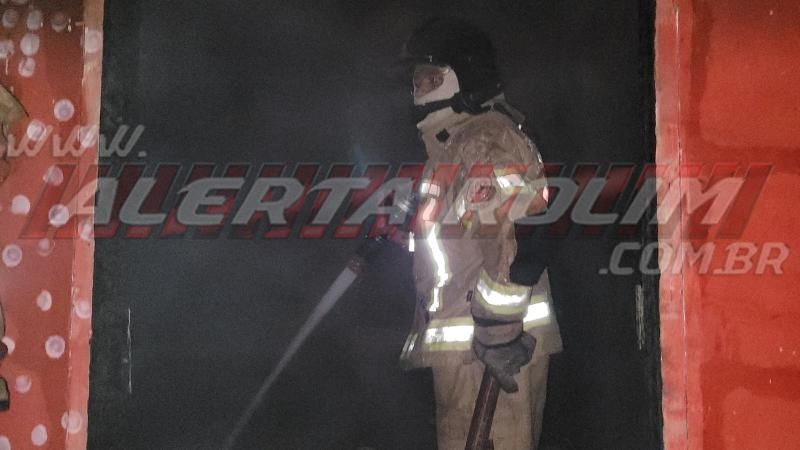 Salão de cabelereiros é destruído por incêndio durante a madrugada no bairro Cidade Alta de Rolim de Moura Salão de cabelereiros é destruído por incêndio durante a madrugada no bairro Cidade Alta de Rolim de Moura