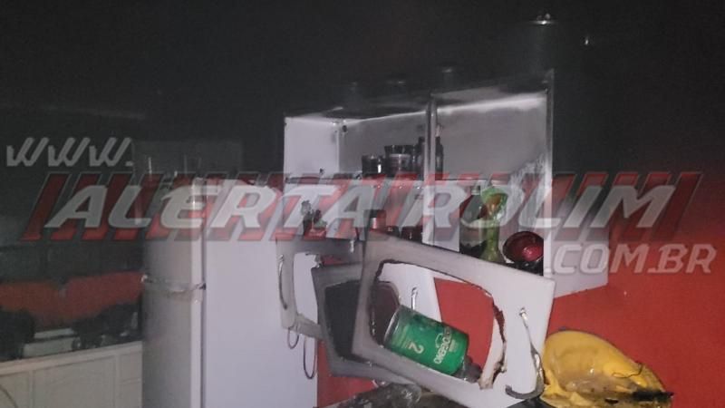 Salão de cabelereiros é destruído por incêndio durante a madrugada no bairro Cidade Alta de Rolim de Moura Salão de cabelereiros é destruído por incêndio durante a madrugada no bairro Cidade Alta de Rolim de Moura