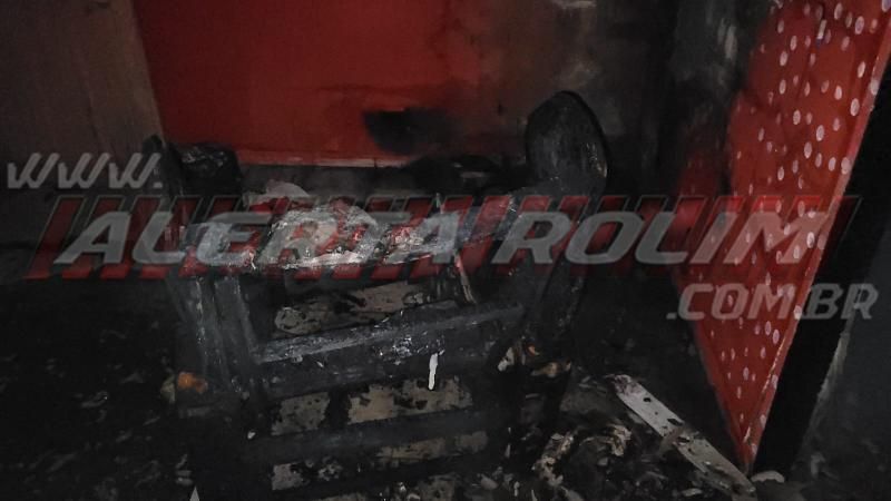 Salão de cabelereiros é destruído por incêndio durante a madrugada no bairro Cidade Alta de Rolim de Moura Salão de cabelereiros é destruído por incêndio durante a madrugada no bairro Cidade Alta de Rolim de Moura