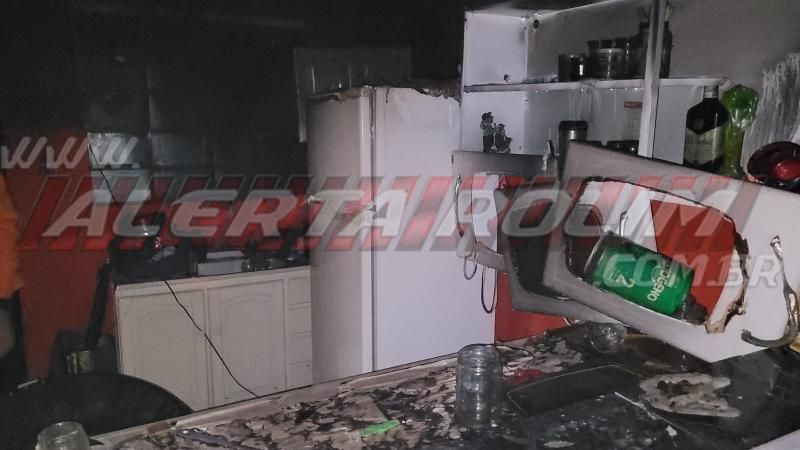 Salão de cabelereiros é destruído por incêndio durante a madrugada no bairro Cidade Alta de Rolim de Moura Salão de cabelereiros é destruído por incêndio durante a madrugada no bairro Cidade Alta de Rolim de Moura