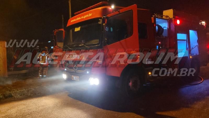 Salão de cabelereiros é destruído por incêndio durante a madrugada no bairro Cidade Alta de Rolim de Moura Salão de cabelereiros é destruído por incêndio durante a madrugada no bairro Cidade Alta de Rolim de Moura