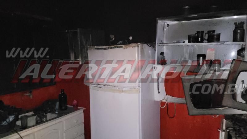 Salão de cabelereiros é destruído por incêndio durante a madrugada no bairro Cidade Alta de Rolim de Moura Salão de cabelereiros é destruído por incêndio durante a madrugada no bairro Cidade Alta de Rolim de Moura