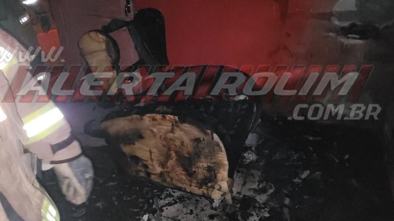 Salão de cabelereiros é destruído por incêndio durante a madrugada no bairro Cidade Alta de Rolim de Moura Salão de cabelereiros é destruído por incêndio durante a madrugada no bairro Cidade Alta de Rolim de Moura