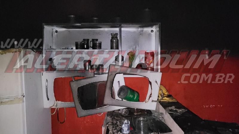 Salão de cabelereiros é destruído por incêndio durante a madrugada no bairro Cidade Alta de Rolim de Moura Salão de cabelereiros é destruído por incêndio durante a madrugada no bairro Cidade Alta de Rolim de Moura