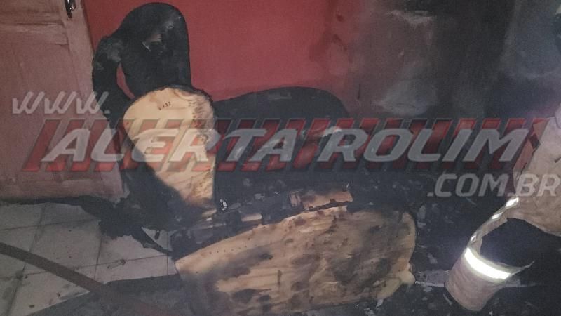 Salão de cabelereiros é destruído por incêndio durante a madrugada no bairro Cidade Alta de Rolim de Moura Salão de cabelereiros é destruído por incêndio durante a madrugada no bairro Cidade Alta de Rolim de Moura
