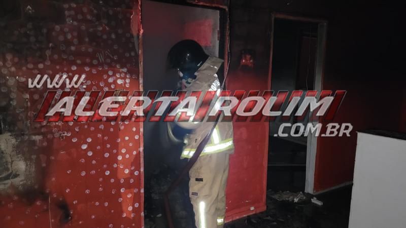 Salão de cabelereiros é destruído por incêndio durante a madrugada no bairro Cidade Alta de Rolim de Moura Salão de cabelereiros é destruído por incêndio durante a madrugada no bairro Cidade Alta de Rolim de Moura