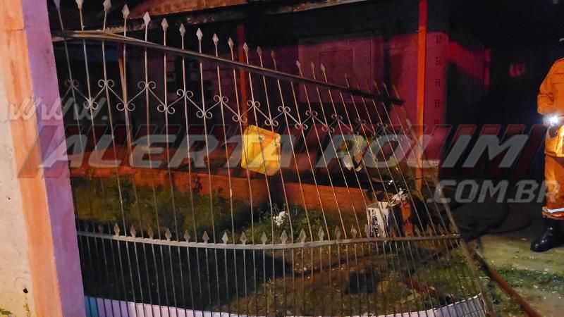 Salão de cabelereiros é destruído por incêndio durante a madrugada no bairro Cidade Alta de Rolim de Moura Salão de cabelereiros é destruído por incêndio durante a madrugada no bairro Cidade Alta de Rolim de Moura