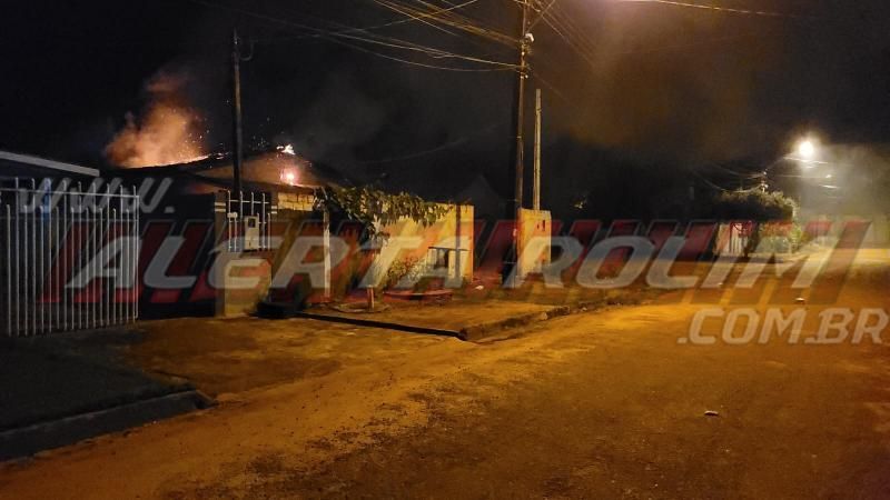Salão de cabelereiros é destruído por incêndio durante a madrugada no bairro Cidade Alta de Rolim de Moura Salão de cabelereiros é destruído por incêndio durante a madrugada no bairro Cidade Alta de Rolim de Moura