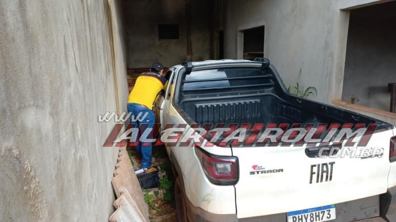 Carro furtado da CAERD de Santa Luzia é localizado em construção no bairro Cidade Alta em Rolim de Moura – Vídeo Carro furtado da CAERD de Santa Luzia é localizado em construção no bairro Cidade Alta em Rolim de Moura – Vídeo