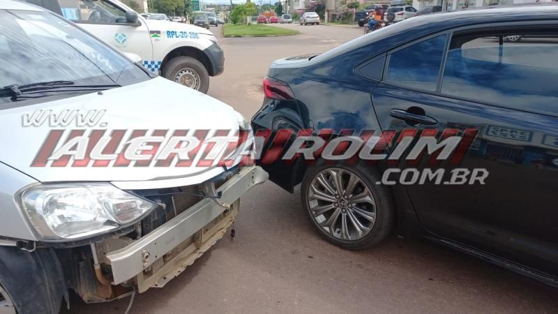 Acidente de trânsito envolvendo três veículos foi registrado nesta quarta-feira em Rolim de Moura - Vídeo Acidente de trânsito envolvendo três veículos foi registrado nesta quarta-feira em Rolim de Moura - Vídeo