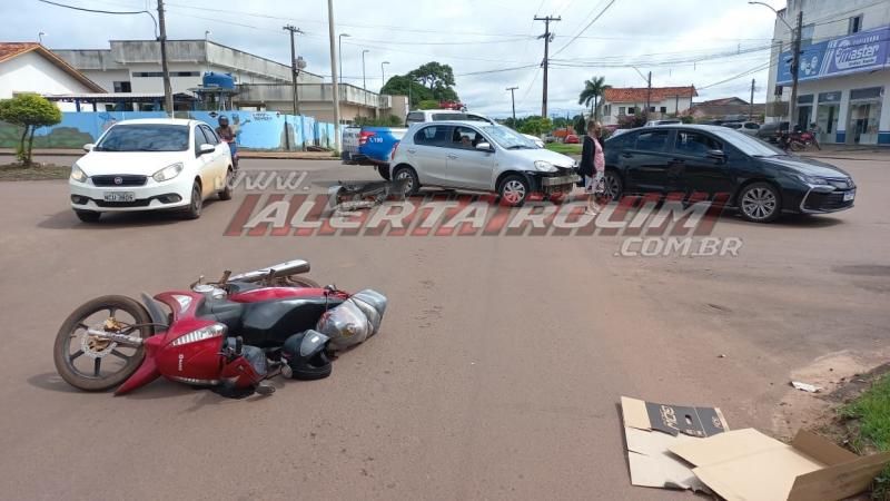 Acidente de trânsito envolvendo três veículos foi registrado nesta quarta-feira em Rolim de Moura - Vídeo Acidente de trânsito envolvendo três veículos foi registrado nesta quarta-feira em Rolim de Moura - Vídeo