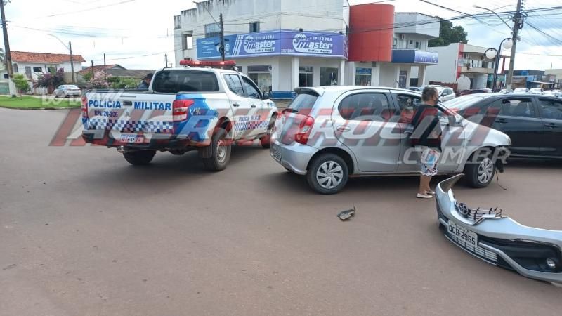 Acidente de trânsito envolvendo três veículos foi registrado nesta quarta-feira em Rolim de Moura - Vídeo Acidente de trânsito envolvendo três veículos foi registrado nesta quarta-feira em Rolim de Moura - Vídeo