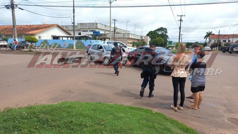 Acidente de trânsito envolvendo três veículos foi registrado nesta quarta-feira em Rolim de Moura - Vídeo Acidente de trânsito envolvendo três veículos foi registrado nesta quarta-feira em Rolim de Moura - Vídeo