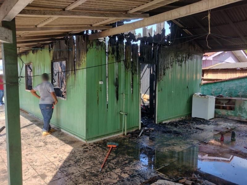 Após botija de gás pegar fogo, casa em madeira foi destruída por incêndio em Espigão do Oeste - Vídeo Após botija de gás pegar fogo, casa em madeira foi destruída por incêndio em Espigão do Oeste - Vídeo