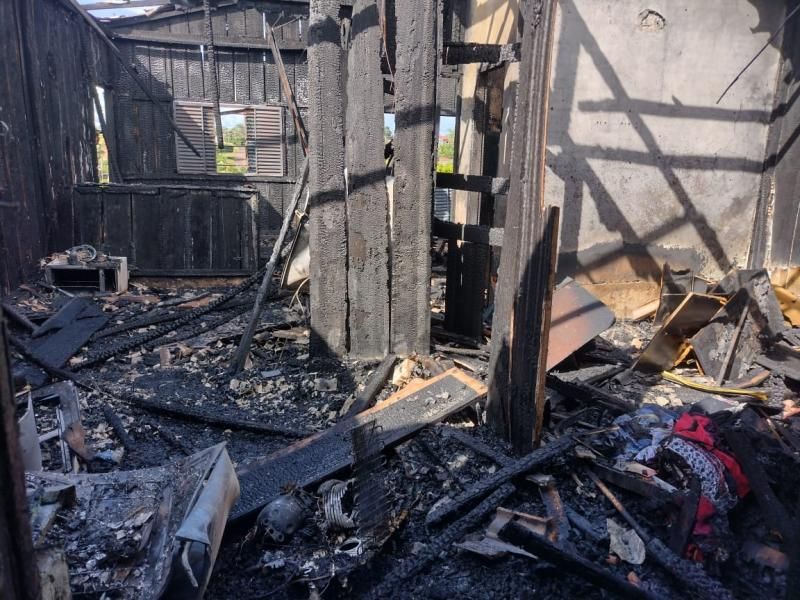 Após botija de gás pegar fogo, casa em madeira foi destruída por incêndio em Espigão do Oeste - Vídeo Após botija de gás pegar fogo, casa em madeira foi destruída por incêndio em Espigão do Oeste - Vídeo