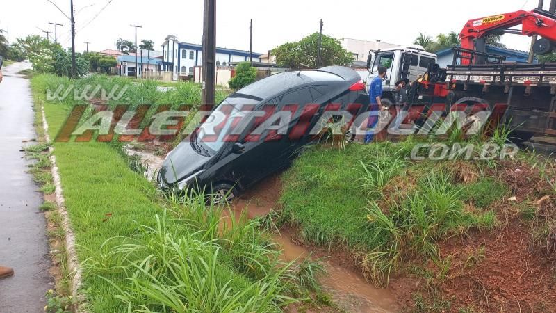 Após colisão entre dois carros, um dos veículos acabou dentro de vala no bairro Planalto em Rolim de Moura - Vídeo Após colisão entre dois carros, um dos veículos acabou dentro de vala no bairro Planalto em Rolim de Moura - Vídeo