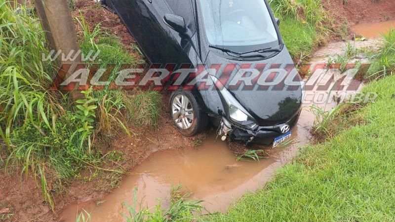 Após colisão entre dois carros, um dos veículos acabou dentro de vala no bairro Planalto em Rolim de Moura - Vídeo Após colisão entre dois carros, um dos veículos acabou dentro de vala no bairro Planalto em Rolim de Moura - Vídeo