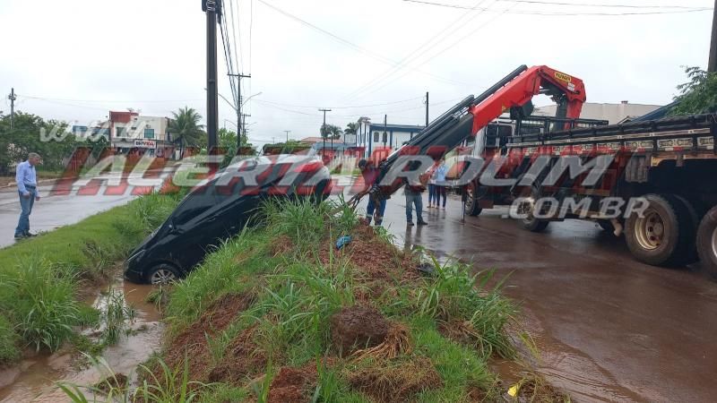 Após colisão entre dois carros, um dos veículos acabou dentro de vala no bairro Planalto em Rolim de Moura - Vídeo Após colisão entre dois carros, um dos veículos acabou dentro de vala no bairro Planalto em Rolim de Moura - Vídeo