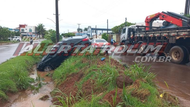 Após colisão entre dois carros, um dos veículos acabou dentro de vala no bairro Planalto em Rolim de Moura - Vídeo Após colisão entre dois carros, um dos veículos acabou dentro de vala no bairro Planalto em Rolim de Moura - Vídeo