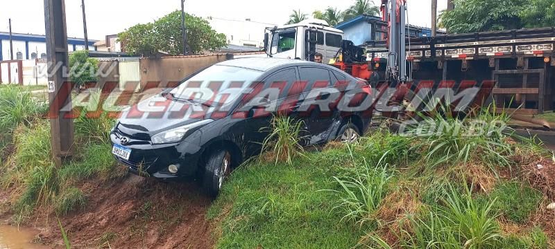 Após colisão entre dois carros, um dos veículos acabou dentro de vala no bairro Planalto em Rolim de Moura - Vídeo Após colisão entre dois carros, um dos veículos acabou dentro de vala no bairro Planalto em Rolim de Moura - Vídeo