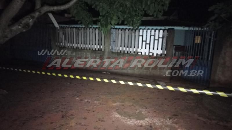 ATUALIZADA – Homem é baleado três vezes em sua residência no bairro Cidade Alta em Rolim de Moura – Vídeo ATUALIZADA – Homem é baleado três vezes em sua residência no bairro Cidade Alta em Rolim de Moura – Vídeo