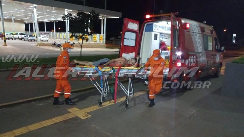 ATUALIZADA – Homem é baleado três vezes em sua residência no bairro Cidade Alta em Rolim de Moura – Vídeo ATUALIZADA – Homem é baleado três vezes em sua residência no bairro Cidade Alta em Rolim de Moura – Vídeo