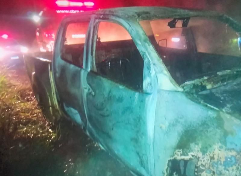 Caminhonete se incendeia após motorista parar para trocar pneu, em RO Caminhonete se incendeia após motorista parar para trocar pneu, em RO