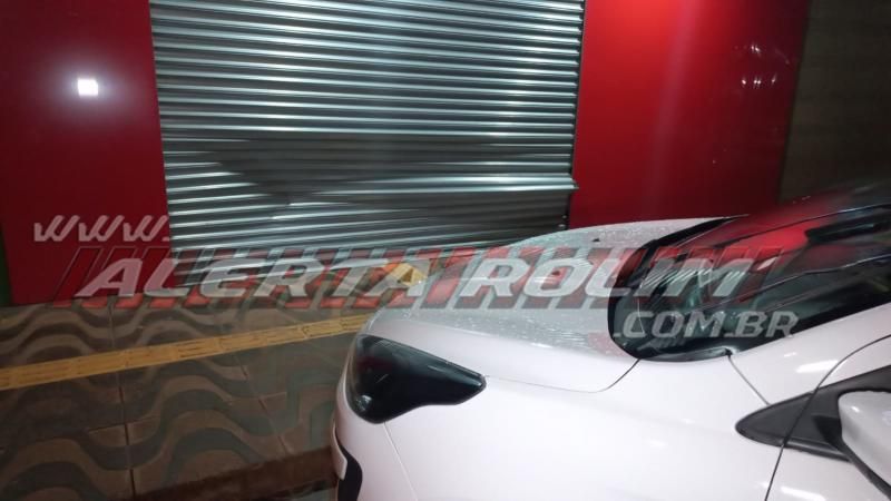 Carro atinge loja de telefonia durante a noite de quarta-feira em Rolim de Moura Carro atinge loja de telefonia durante a noite de quarta-feira em Rolim de Moura