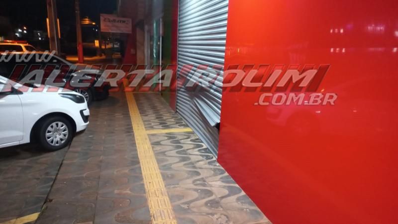 Carro atinge loja de telefonia durante a noite de quarta-feira em Rolim de Moura Carro atinge loja de telefonia durante a noite de quarta-feira em Rolim de Moura