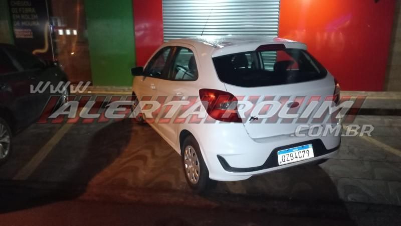 Carro atinge loja de telefonia durante a noite de quarta-feira em Rolim de Moura Carro atinge loja de telefonia durante a noite de quarta-feira em Rolim de Moura