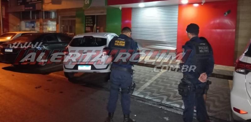 Carro atinge loja de telefonia durante a noite de quarta-feira em Rolim de Moura Carro atinge loja de telefonia durante a noite de quarta-feira em Rolim de Moura
