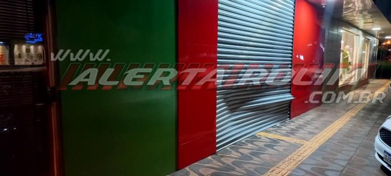 Carro atinge loja de telefonia durante a noite de quarta-feira em Rolim de Moura Carro atinge loja de telefonia durante a noite de quarta-feira em Rolim de Moura