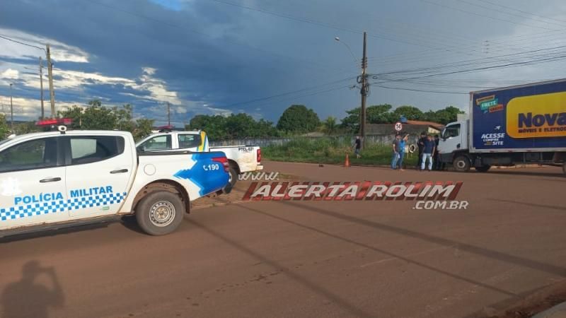 Carro fica parcialmente destruído após colisão lateral com caminhão nesta tarde em Rolim de Moura - Vídeo Carro fica parcialmente destruído após colisão lateral com caminhão nesta tarde em Rolim de Moura - Vídeo