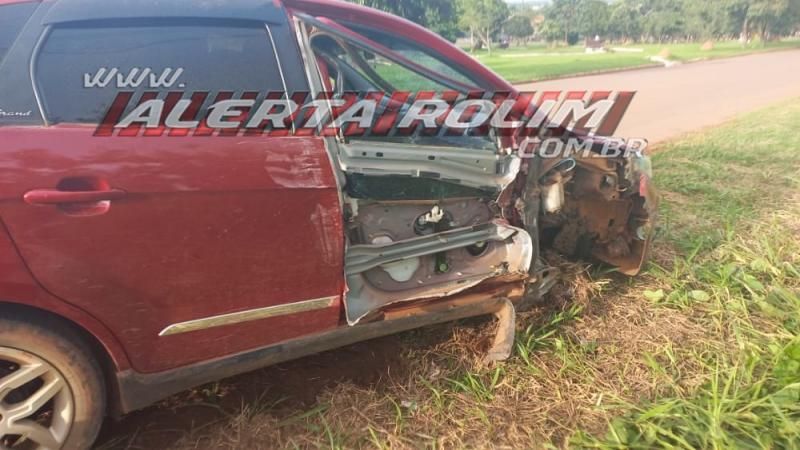 Carro fica parcialmente destruído após colisão lateral com caminhão nesta tarde em Rolim de Moura - Vídeo Carro fica parcialmente destruído após colisão lateral com caminhão nesta tarde em Rolim de Moura - Vídeo