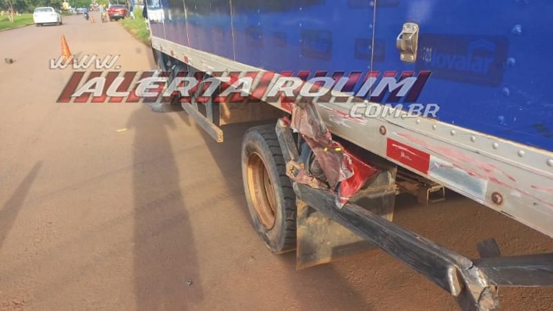 Carro fica parcialmente destruído após colisão lateral com caminhão nesta tarde em Rolim de Moura - Vídeo Carro fica parcialmente destruído após colisão lateral com caminhão nesta tarde em Rolim de Moura - Vídeo