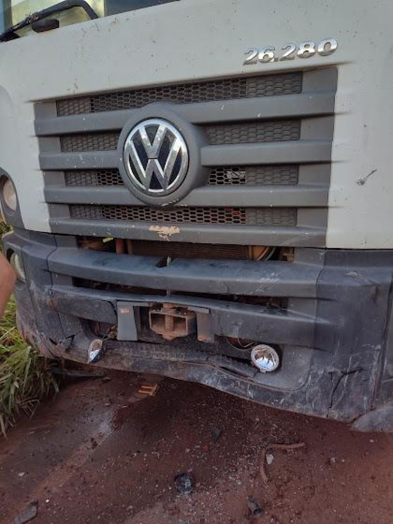 Carro ocupado por 05 pessoas ficou destruído ao ser prensado por dois caminhões na RO 010 em Pimenta Bueno Carro ocupado por 05 pessoas ficou destruído ao ser prensado por dois caminhões na RO 010 em Pimenta Bueno