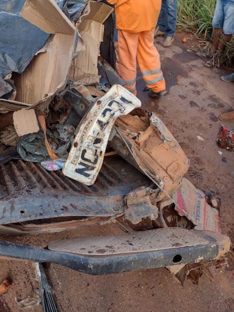 Carro ocupado por 05 pessoas ficou destruído ao ser prensado por dois caminhões na RO 010 em Pimenta Bueno Carro ocupado por 05 pessoas ficou destruído ao ser prensado por dois caminhões na RO 010 em Pimenta Bueno