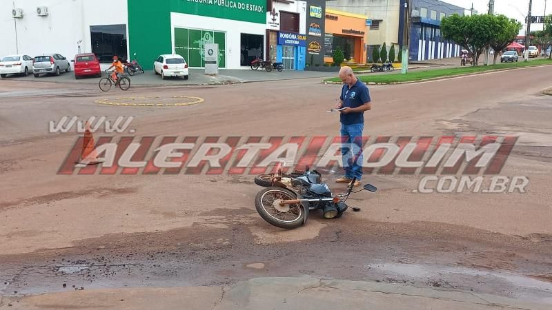 Colisão entre carro e moto deixou pai e filho feridos nesta manhã de segunda-feira em Rolim de Moura Colisão entre carro e moto deixou pai e filho feridos nesta manhã de segunda-feira em Rolim de Moura