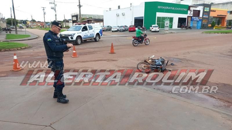 Colisão entre carro e moto deixou pai e filho feridos nesta manhã de segunda-feira em Rolim de Moura Colisão entre carro e moto deixou pai e filho feridos nesta manhã de segunda-feira em Rolim de Moura