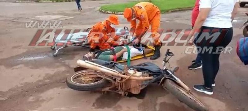 Colisão entre carro e moto deixou pai e filho feridos nesta manhã de segunda-feira em Rolim de Moura Colisão entre carro e moto deixou pai e filho feridos nesta manhã de segunda-feira em Rolim de Moura