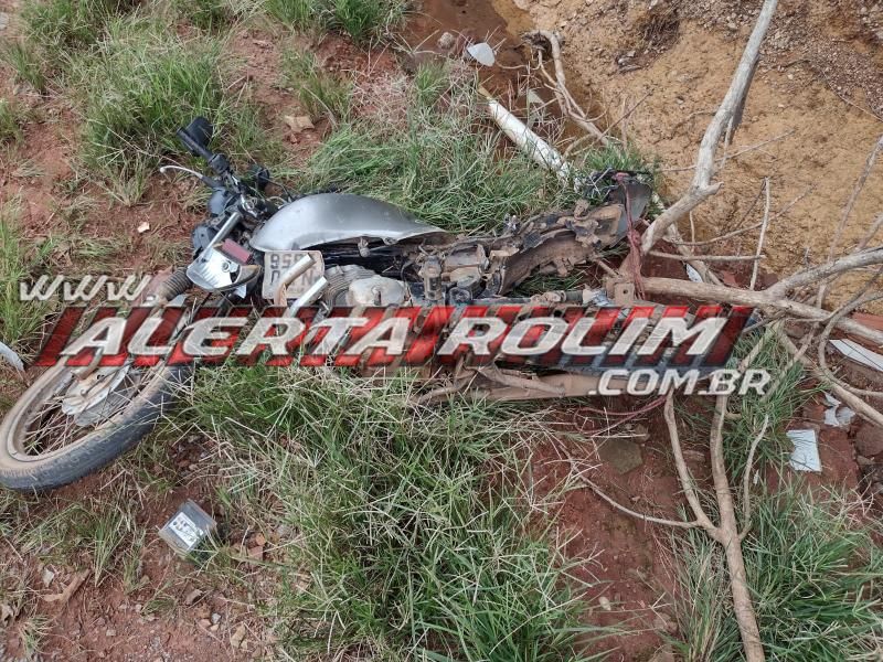 Colisão entre carro e moto foi registrada na RO 010 neste sábado em Rolim de Moura Colisão entre carro e moto foi registrada na RO 010 neste sábado em Rolim de Moura